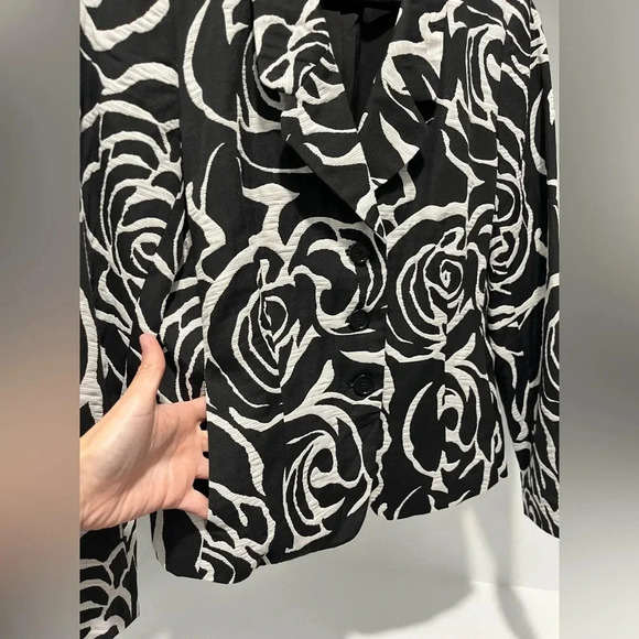 Ann Taylor black & white floral buttoned blazer with pockets size 6 cotton blend - Picture 3 of 8